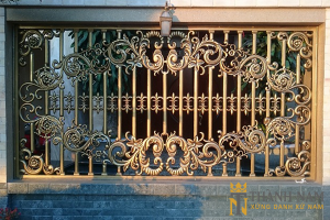 Hàng rào nhôm đúc mang nét cổ kính thích hợp với ngôi nhà có kiến trúc phương Tây