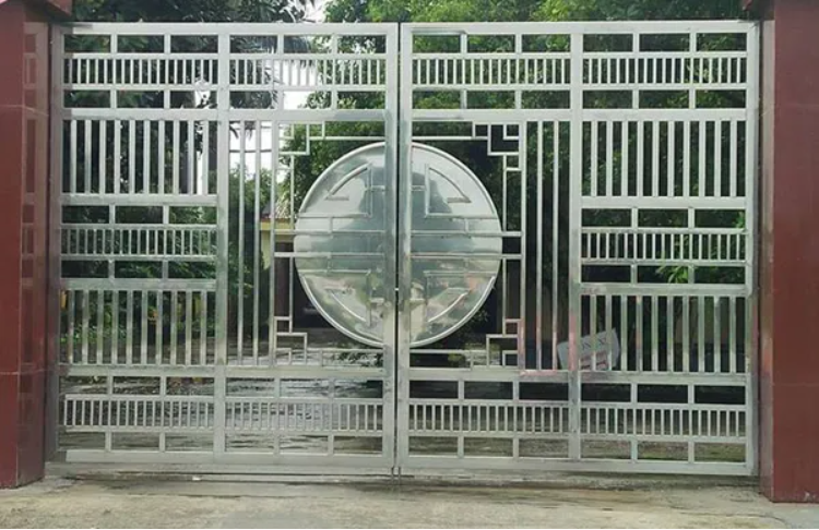 Mẫu cổng inox 2 cánh đẹp họa tiết hình tròn 