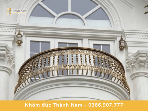 Ban công nhôm nên cao hơn 1.3m để đảm bảo an toàn cho gia chủ.