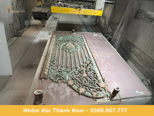 Phòng máy CNC tạo khuôn trước khi đúc sản phẩm.