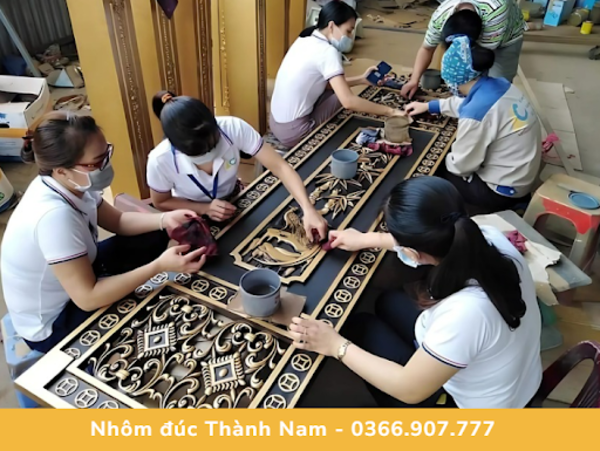 Hoàn thiện lớp sơn nhũ của cổng.