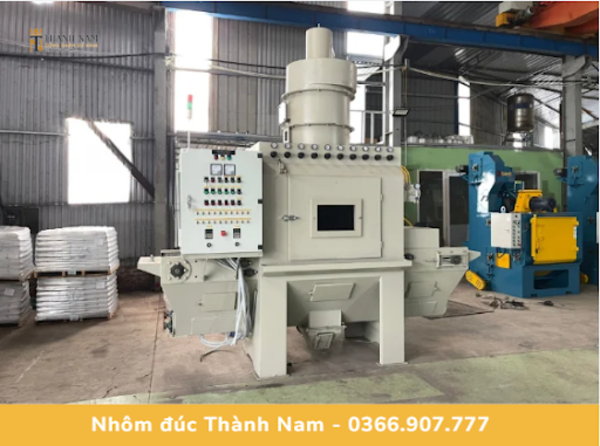 Máy phun cát để làm sạch bề mặt sản phẩm.