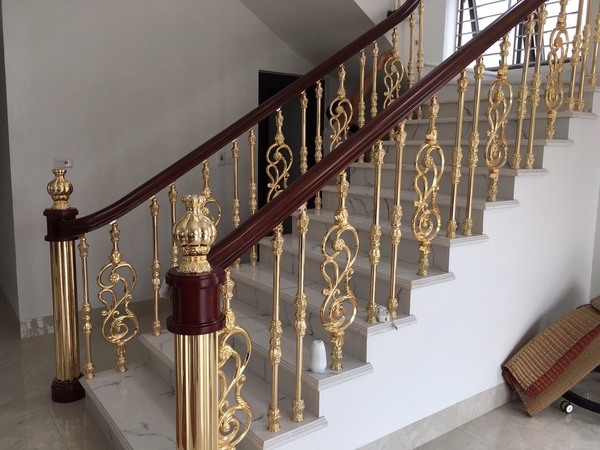 Con tiện cầu thang lớn với họa tiết hoa lá tây, thiết kế cách điệu, phù hợp không gian biệt thự cổ điển, tân cổ điển