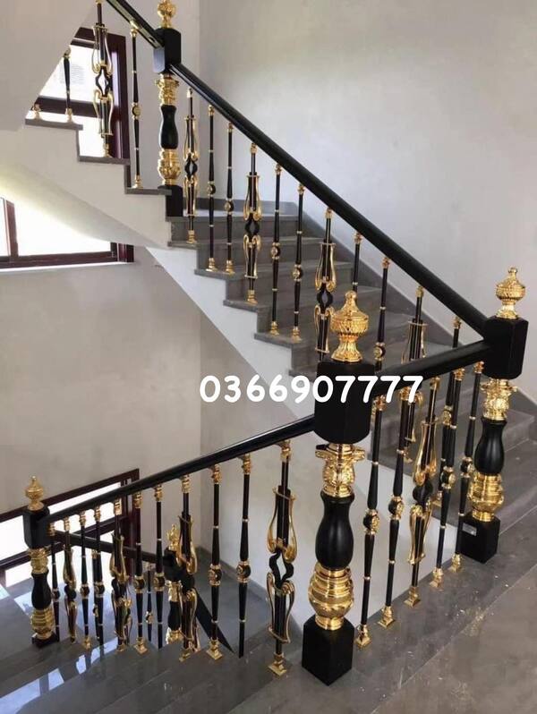 Con tiện cầu thang thiết kế đơn giản, tông màu đen vàng chủ đạo, phù hợp với nhà ở phong cách hiện đại