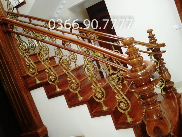 Con tiện sử dụng các họa tiết lớn, bố trí dày đặc dọc cầu thang, phù hợp với không gian thiết kế cổ điển, sang trọng, xa hoa