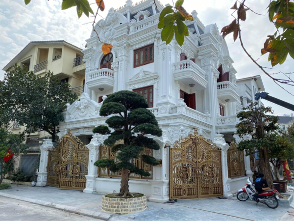 Đặt cổng ở nơi sáng sủa, vị trí có ánh sáng tự nhiên sẽ giúp luồng khí lưu thông tốt hơn, tránh tạo cảm giác tù túng, u ám