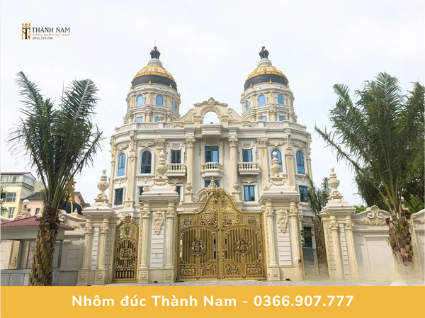 Cổng nhôm đúc là lựa chọn hoàn hảo cho các công trình sang trọng như biệt thự, nhà thờ, hoặc khu nghỉ dưỡng.