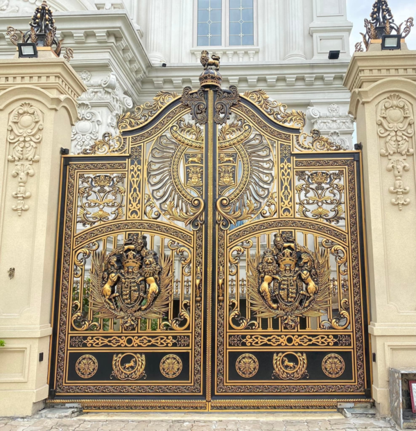 Cửa nhôm đúc chất lượng phải đáp ứng tiêu chuẩn an toàn, đặc biệt với các mẫu dùng làm cổng chính hoặc cửa ra vào