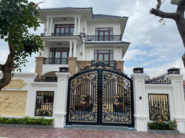 Biệt thự hiện đại nên chọn mẫu cổng đúc phong cách đơn giản, hoa lá tây, mẫu thưa